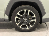 タイヤサイズは(235/55R19)で純正アルミホイールです。