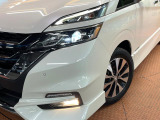 【LEDヘッドライト】悪天候や夜間走行時も良好な視界を確保し安心して運転できる高輝度LEDヘッドライトを装備!点灯速度が早く、消費電力も抑えられています。