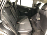 【後部座席】も当然、綺麗・清潔に仕上げております。内装の綺麗なお車は気持ちが良いですし、コンディションのいい車が多いです。これもオススメの1台です。