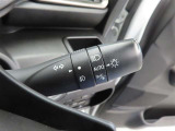 スイッチをオートに設定しておけば、車外の明るさに応じて自動的にヘッドランプを点灯・消灯します。夕暮れ時やトンネルの続く山道などを走行する時に便利なコンライトを装備しています。