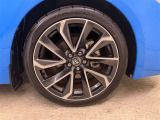 純正のアルミホイール装着。タイヤサイズは225/40R18