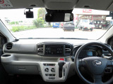 シンプルで見通しの良い運転席まわり。コンパクトで運転しやすいミライースです。