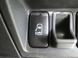 片側電動スライドドアのスイッチ付です。車内からもスイッチひとつで楽にドアの開閉が可能です。電動なので開閉時に力を使う必要がなく、半ドアになることもありません!