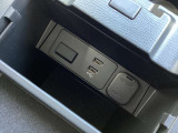 センターコンソール内にUSB端子2個設置 ミュージックプレーヤー接続でお気に入りの音楽を楽しむことが出来ます♪USB端子接続で可能な端末充電を同時に2個行うことが出来ます。