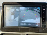 真上から見下ろすような映像で、車庫入れや縦列駐車時に、自車と駐車位置の関係をひと目で確認でき、スムースな駐車をサポート。動く物を検知してお知らせすることで、発進時の安全確認もサポートします。
