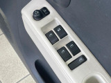【電動格納ミラー】サイドミラーは電動格納式となっており、狭い駐車場でもキズがつくリスクを抑えられます。
