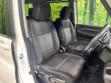運転席まわりには十分なスペースがあり、大柄な方でもゆったり運転していただける環境です。