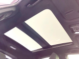 【調光パノラマルーフ】車内の解放感が一気に上がる大型パノラマルーフに調光機能がプラス!日差しが強い時、シェードを閉めなくてもガラスの透明度を調整することで心地よい明るさに♪