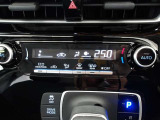 オートエアコンです。車内を設定温度に保ち、快適空間をキープします。
