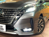 【LEDヘッドライト】悪天候や夜間走行時も良好な視界を確保し安心して運転できる高輝度LEDヘッドライトを装備!点灯速度が早く、消費電力も抑えられています。