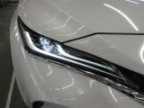 LEDの配光範囲を細やかに制御し、先行車や対向車に光が当たる部分だけを自動的に遮光するアダプティブハイビームシステム