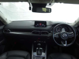 コックピットにある操作機器、情報などすべての要素をドライバー中心に左右対称に配置し、同時にそれらがドライバーに正対する造形とすることで、人とクルマの一体感を感じさせます。
