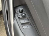 【パワーウィンドウ集中スイッチ】運転席のパワーウィンドスイッチ位置には運転以外の窓の開閉・ロック機能も付いています