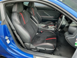 ヘタリもなく綺麗な状態です。シートリフトがついてますので、お好みのシートポジションで運転できます。