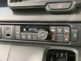 【オートエアコン】一度お好みの温度に設定すれば、車内の温度を検知し風量や温度を自動で調整。暑い&hellip;寒い&hellip;と何度もスイッチ操作をする必要はありません。快適な車内空間には必須の機能ですね♪