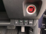 駐車や出庫時に障害物が接近するとお知らせしてくれるパーキングセンサーシステムつき。