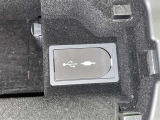 充電用USB端子付き。スマートフォンなどの充電に便利です。