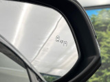 【ブラインドスポットモニター】走行中、ドアミラーの死角になりやすい箇所に後続車が接近するとサイドミラーのレンズに警告を表示!ドライバーに注意喚起をしてくれます。