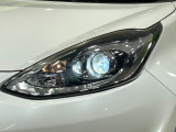 【LEDヘッドライト】悪天候や夜間走行時も良好な視界を確保し安心して運転できる高輝度LEDヘッドライトを装備!点灯速度が早く、消費電力も抑えられています。