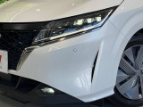 【LEDヘッドライト】悪天候や夜間走行時も良好な視界を確保し安心して運転できる高輝度LEDヘッドライトを装備!点灯速度が早く、消費電力も抑えられています。