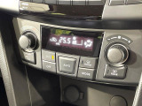 【オートエアコン】一度お好みの温度に設定すれば、車内の温度を検知し風量や温度を自動で調整。暑い&hellip;寒い&hellip;と何度もスイッチ操作をする必要はありません。快適な車内空間には必須の機能ですね♪
