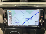純正ナビ(MM319D-W)を装備。タッチパネル式で使いやすく、お出かけもラクラクです。
