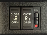 乗り降りに便利な電動スライドドアを装備しています。