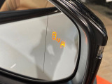 【ブラインドスポットモニター】走行中、ドアミラーの死角になりやすい箇所に後続車が接近するとサイドミラーのレンズに警告を表示!ドライバーに注意喚起をしてくれます。