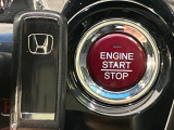 【Hondaスマートキー】カバンやポケットに入れたままでもドアの施錠・解錠が可能なスマートキーを装備。エンジンのオン・オフ時もカギを取り出す必要が無いからとっても便利です♪