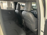 【リアシート】屋根までの高さがある車のため、大人の方でも圧迫感が少なく乗車出来ます。足元は広く取られているため、ゆったりとお乗り頂けます。