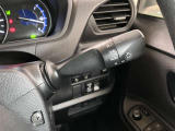 周囲の明るさに応じて自動で点灯・消灯します。薄暮時や夜間の運転においてとても便利です!