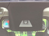 【エマージェンシーブレーキ】走行中に前方の車両等を認識し、衝突しそうな時は警報とブレーキで衝突回避と被害軽減をアシスト。より安全にドライブをお楽しみいただけます。