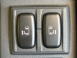 【両側パワースライドドア】スマートキーや運転席のスイッチで後席両側スライドドアの開閉が可能♪電動だから力を入れてドアを開ける必要が無く、小さなお子様でも簡単に開け閉めでき快適です♪