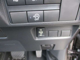 アイドリングストップ機能付です。特別な操作をしなくても、普段通りの運転をするだけで、エコドライブができる機能です。OFFボタンがありますので、必要に応じて使い分けてください。