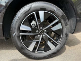 新デザインの「5ダブルスポーク ダイヤモンドカット/グロッシーブラック」 235/55R19サイズのピレリを装着。