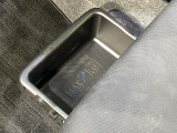 【シートアンダーボックス】シートの下に大容量の収納スペースが備わっており、靴や洗車グッズなど、外から見られたくないものをすっきり収納できて便利!