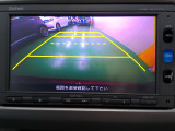 バックカメラの画像です。ガイドラインがスムースな車庫入れをサポートいたします。車庫入れの安心感がアップしますね。