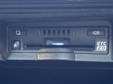 【ETC2.0(DSRC/ITSスポット)】ETCカードを挿入すれば料金所はノンストップで通過できます。ETC限定の割引や、高速道路の情報提供サービスを利用できます。