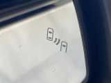 【ブラインドスポットモニター】走行中、ドアミラーの死角になりやすい箇所に後続車が接近するとサイドミラーのレンズに警告を表示!ドライバーに注意喚起をしてくれます。