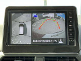 上空から見下ろしているかのような映像をディスプレイに映し出し、スムースな駐車をサポートします。画面は「トップビュー」のほか「サイドブラインドビュー」への切り換えが可能。ますます安心です