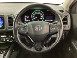 ハンドルにHondaセンシング系のクルーズコントロールやレーンキープアシストなどのスイッチと、オーディオの操作スイッチが装備されています。ハンドルから手を離さず安全に操作できます。