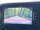 【バックカメラ】駐車時に後方がリアルタイム映像で確認できます。大型商業施設や立体駐車場での駐車時や、夜間のバック時に大活躍!運転スキルに関わらず、今や必須となった装備のひとつです!