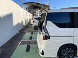 ☆セレナはデュアルバックなので後ろのスペースがあまり無くても荷物の出し入れができますよ♪