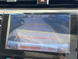 【バックモニター】後方の障害物や歩行者を確認できるバックモニター。狭い駐車場や混雑した場所でも安心して車を操作できます。