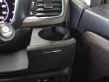 運転席右側の手の届きやすい位置にドリンクホルダーがあります。