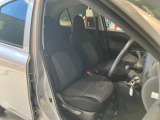 運転席、助手席です。座面も広くゆったりと座れてアームレストも付いているので重宝します。