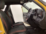 女性でも運転がしやすいように、シートの高さ調整機能(シートリフター)がついています。運転席と助手席の間が空いている為、助手席側への移動がスムーズです。交通量の多い道でも助手席側から乗り降りができます。