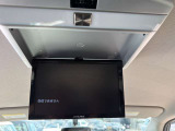 【フリップダウンモニター】後席用フリップダウンモニターを装備。天井から展開する大画面で、後席でも映像コンテンツを快適に楽しめます。ロングドライブ時の快適性を高める装備です。