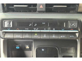 エアコンスイッチの上の段には運転席・助手席のシートヒータースイッチもあります!。