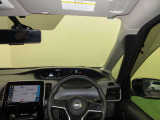 ドライバー目線で、使いやすく安全操作性と良好な視界を実現した運転席です。